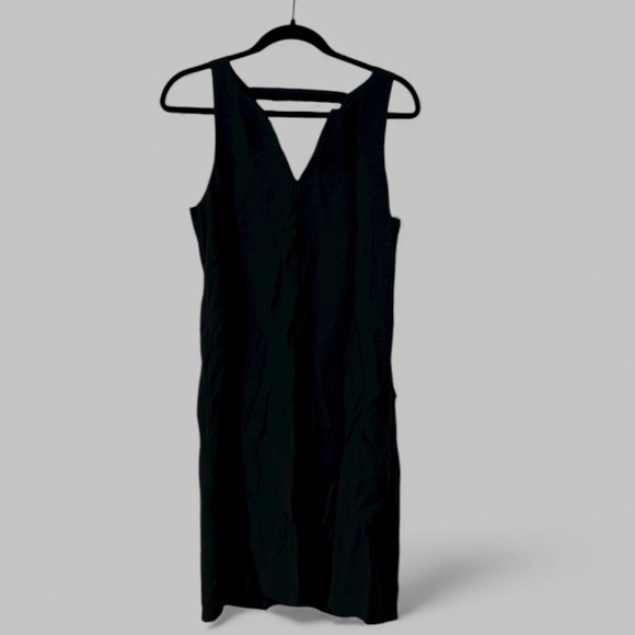 Banana Republic Dresses & Skirts - Banana Republic Black Sleeveless V-Cut Dress